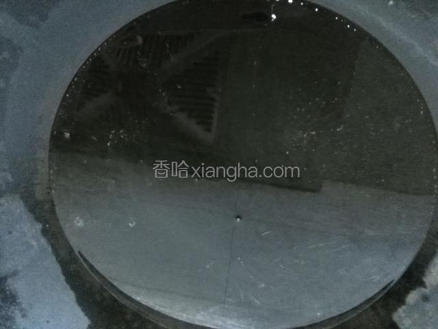 锅内放半锅油烧热