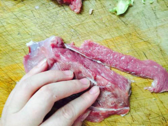 新鲜羊肉切片，薄厚均匀的大片，㓲好的羊肉片，你看着很大，一炒熟就会缩小的！所以必须㓲大些