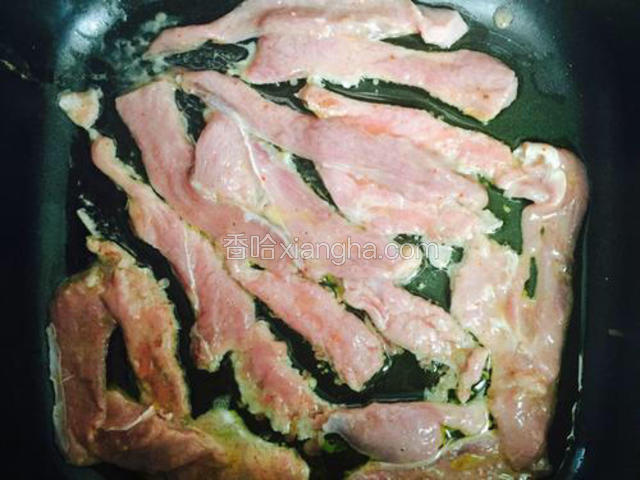 抓匀之后热锅凉油，把羊肉均匀的铺在锅底，大火油煎