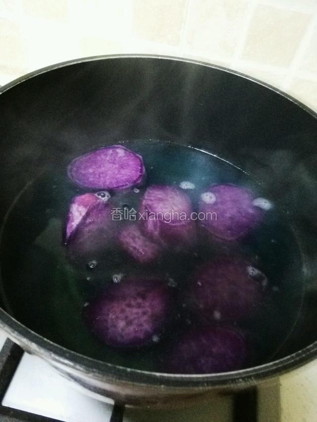 锅中加适量水，放入切好的紫薯煮，大概煮十五分钟