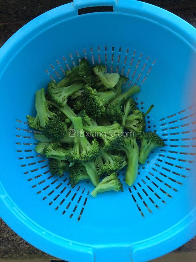西兰花捞出过冷水冲洗。