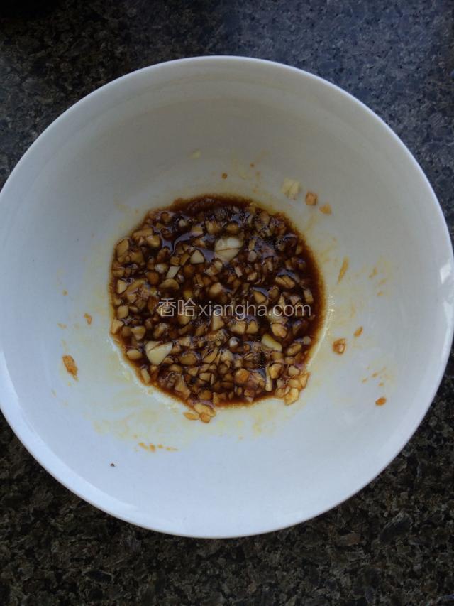 蒜末，生抽，少许麻油，味素，搅拌好，量按自己的菜量添加