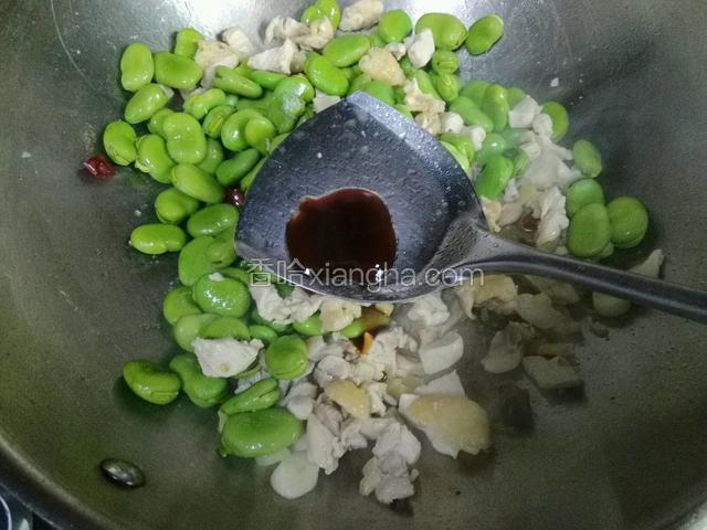 蚕豆下锅放蚝油，黄酒翻炒均匀。