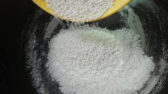 锅里烧开水，下西米煮（不可以凉水下锅，会糊）