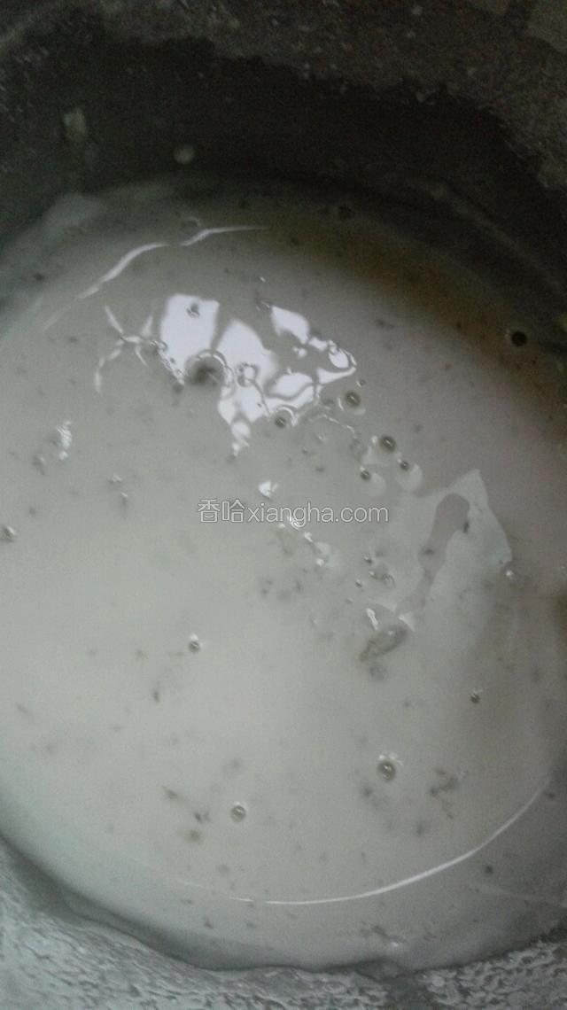入锅煮，边煮边搅拌，渐渐凝固，要不停地搅拌