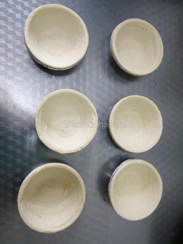 准备好蛋挞皮，从冰箱冷冻室提前取出，室温软化。