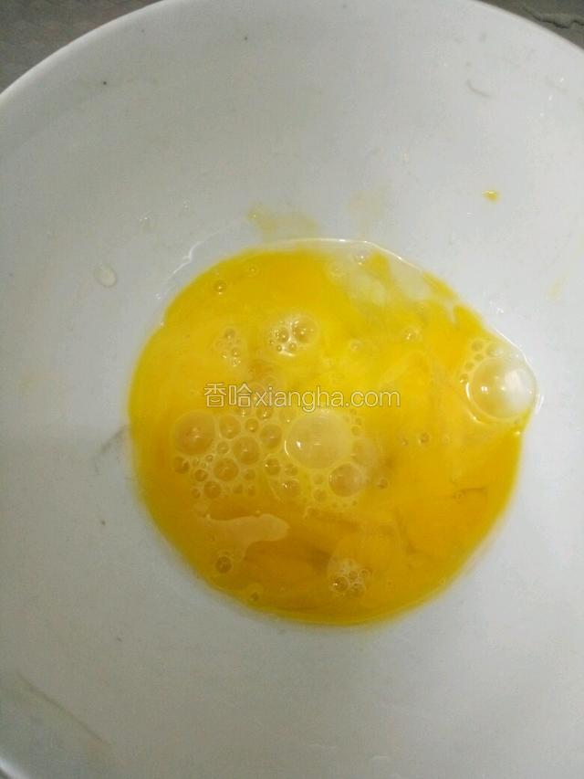 鸡蛋打散。