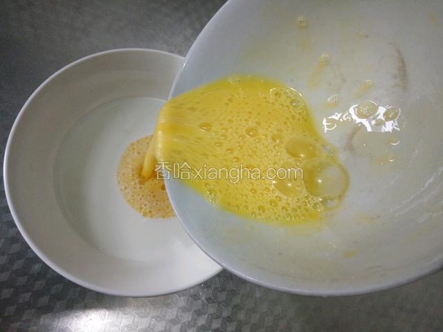 将鸡蛋倒入牛奶中，搅拌均匀。