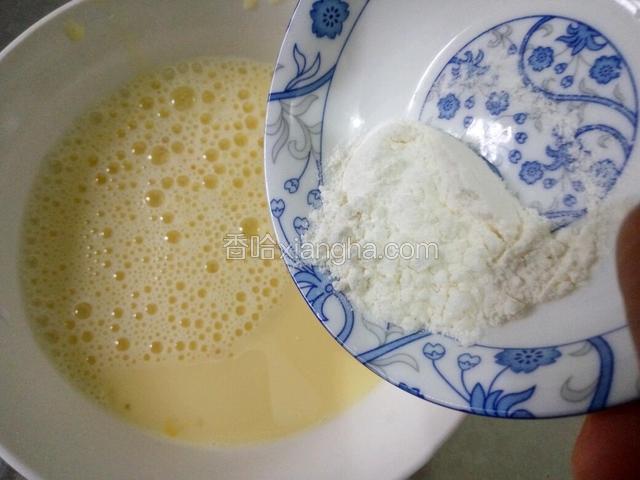 筛入低筋粉，搅拌均匀。