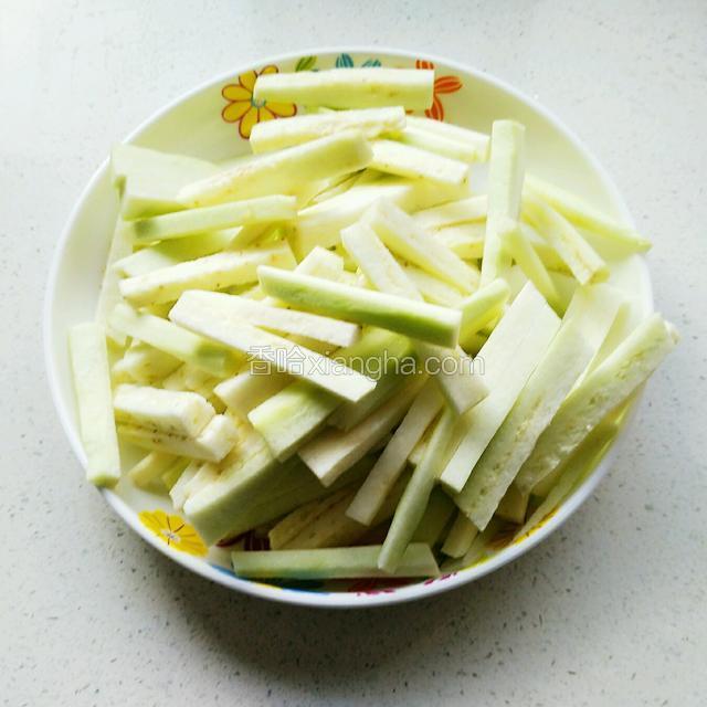 把茄子去皮！切成小条