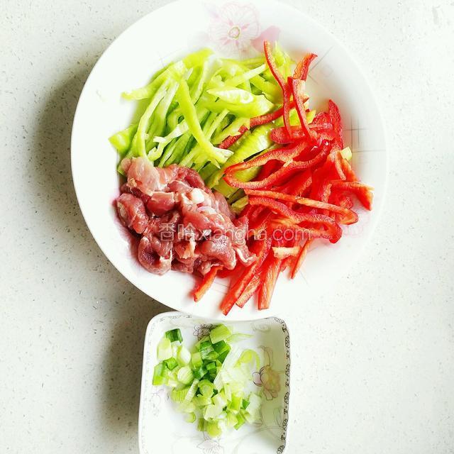 青红椒切成丝！再准备点葱花