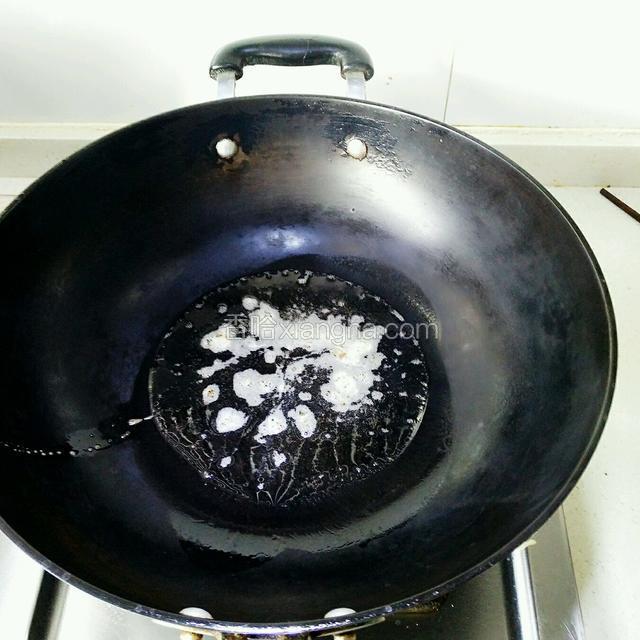 热锅倒入花生油适量