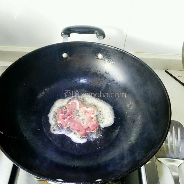 先把肉丝放入锅里煸炒～炒至肉微微变色