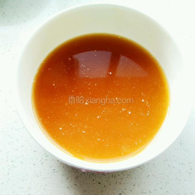 准备一碗水淀粉加入生抽少许！半勺白糖！搅拌均匀