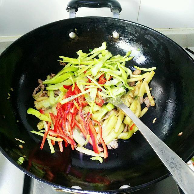 加入青红椒丝再翻炒一会