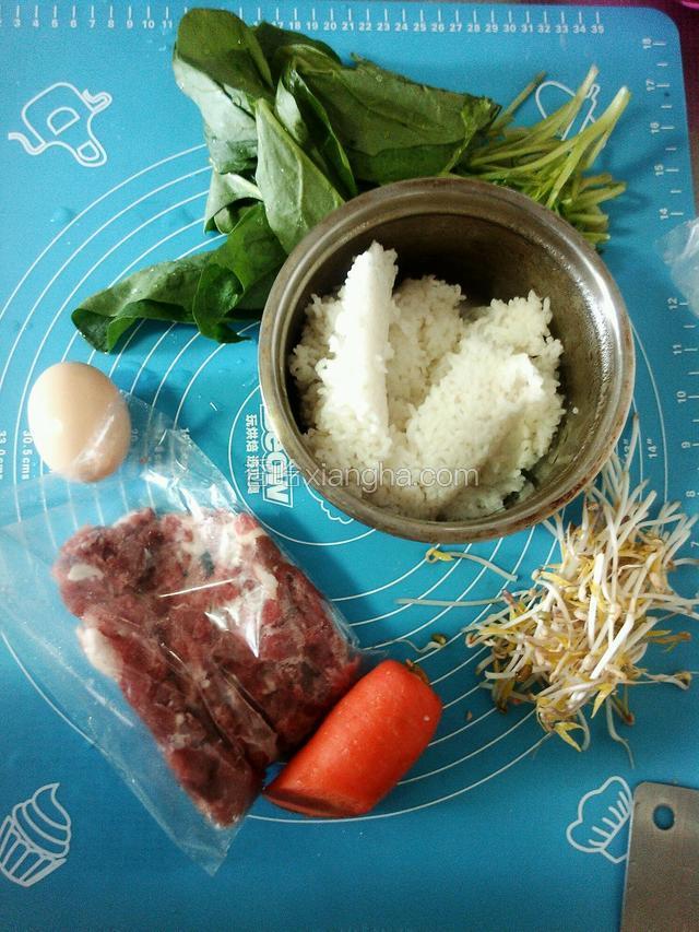 准备好材料，豆芽，米饭，菠菜，胡萝卜，肉丝
