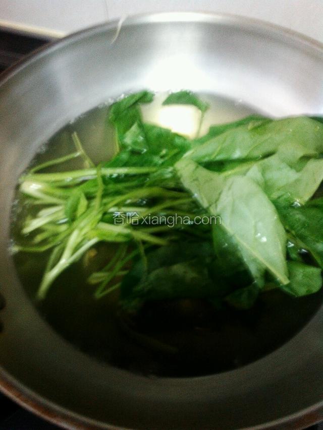 水焯菠菜，菠菜变软就夹出，把水挤掉即可，夹出备用