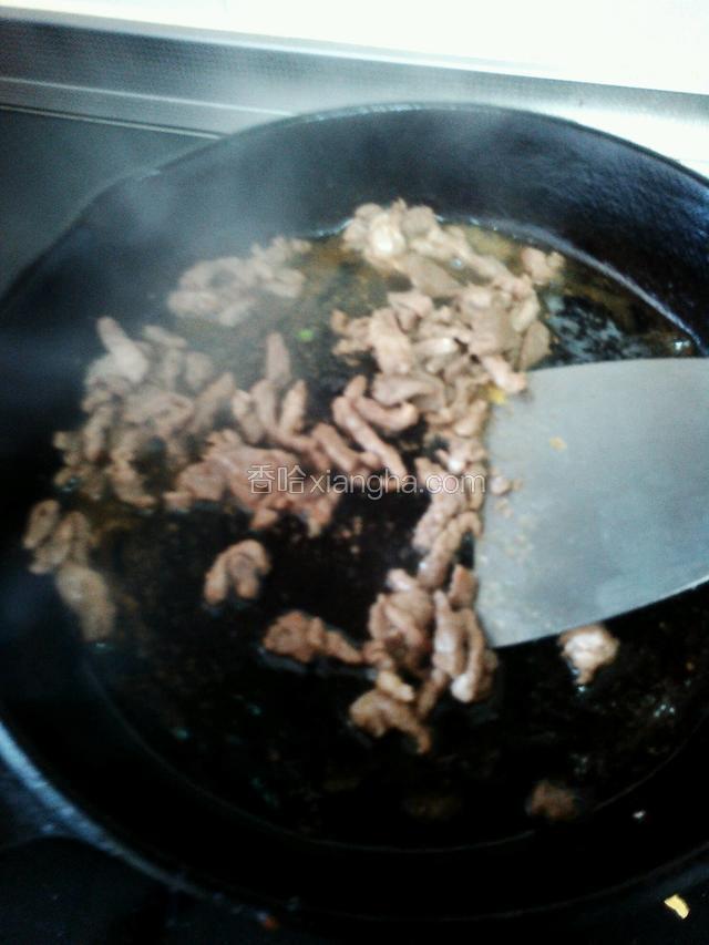 肉丝炒变色，盛出备用