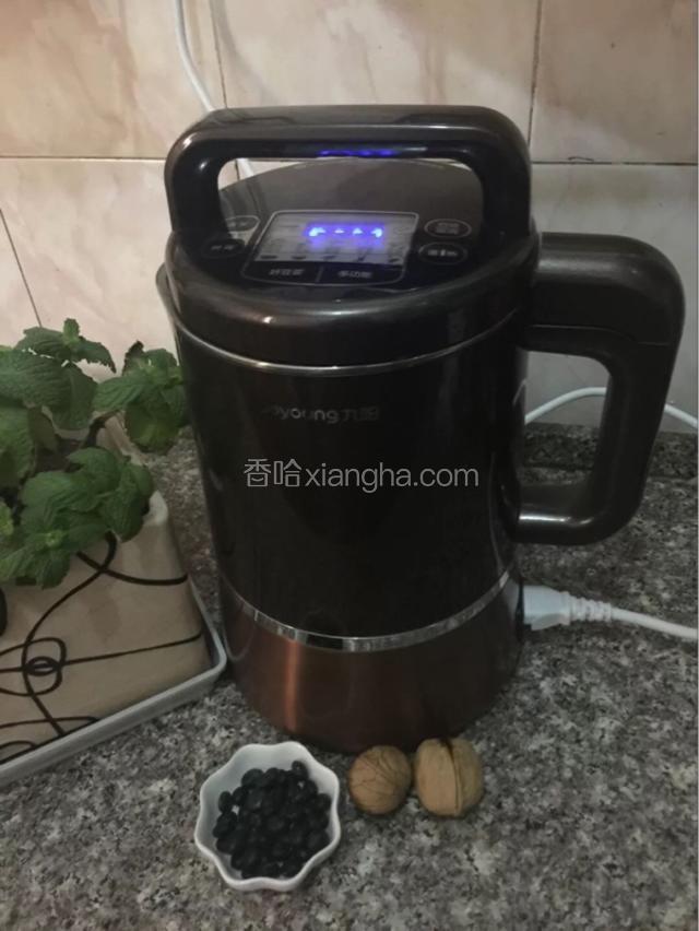 黑豆洗净，核桃去皮剥仁备用
