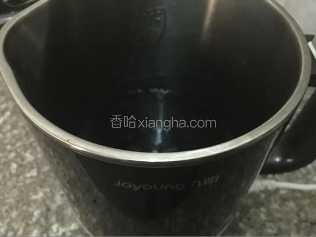 将核桃仁和黑豆放入九阳破壁免滤豆浆机中，加入上下水位线之间的水
