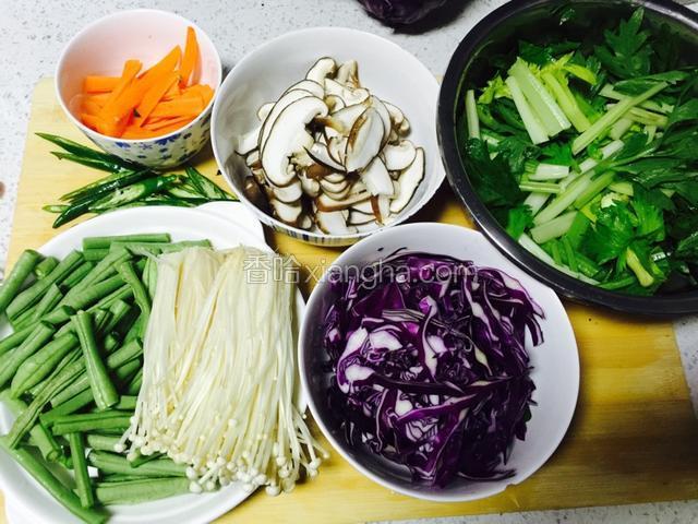 食材改刀成如图这样待用
