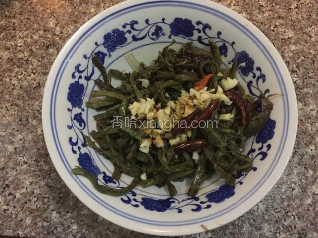 加入蒜末，白醋，生抽，香油，盐，辣椒油搅拌均匀
