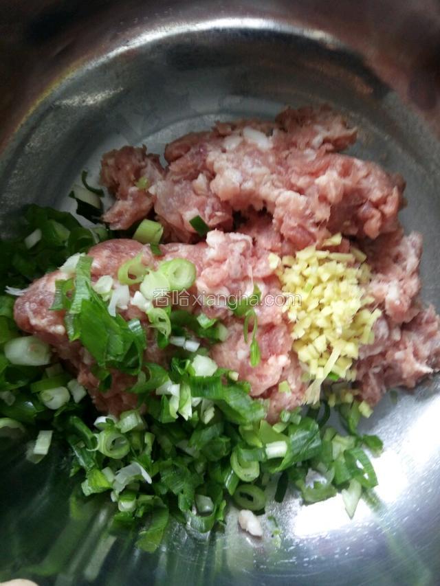 葱姜切好放入肉馅《其实也可以炸羊肉馅，我之前炸过，也很好吃》