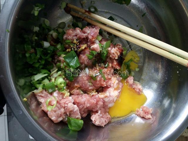 在放入一个鸡蛋