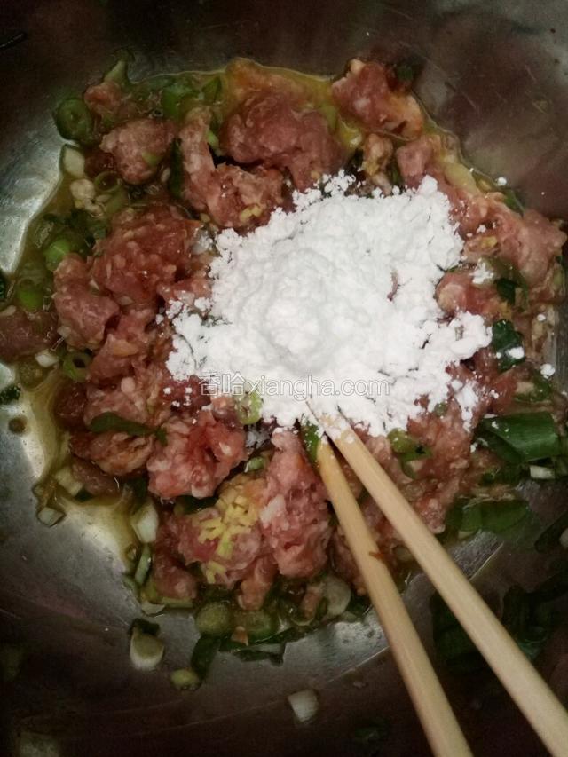 在加入适量淀粉，不用很多，搅拌感觉粘稠即可