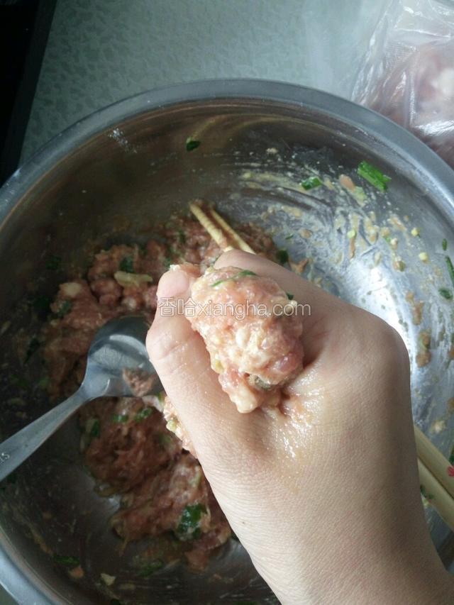 一个手挤成一个圆形，另一个手用勺子挖到锅里就可以了（一个人做饭，没有办法拍全照了）