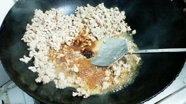 肉末炒至发白，松散，加入姜片，盐，料酒，耗油