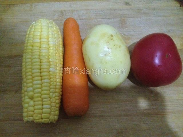 将西红柿和圆白菜洗净，土豆和胡萝卜洗净后削皮，玉米切片（原谅我圆白菜没拍照）