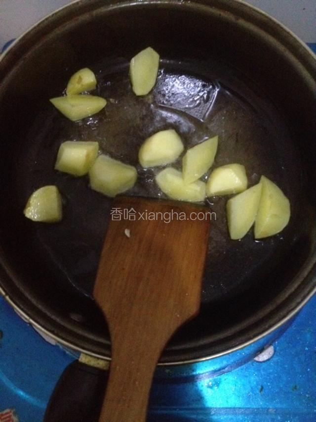 锅中倒入玉米油，烧热后先放入土豆块，小火煎2分钟（土豆不易煮熟，先煎一下）