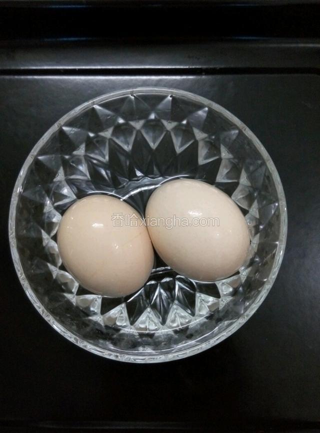 将高度白酒倒入容器里，放入鸡蛋，浸泡2-3分钟（把鸡蛋泡在白酒中的作用是，消毒杀菌，免得在腌制过程中细菌随着蛋壳“换气”孔是相对的，是因腌的配料促进蛋壳微细毛孔加大入味），孔进入里面污染，影响腌蛋的质量。