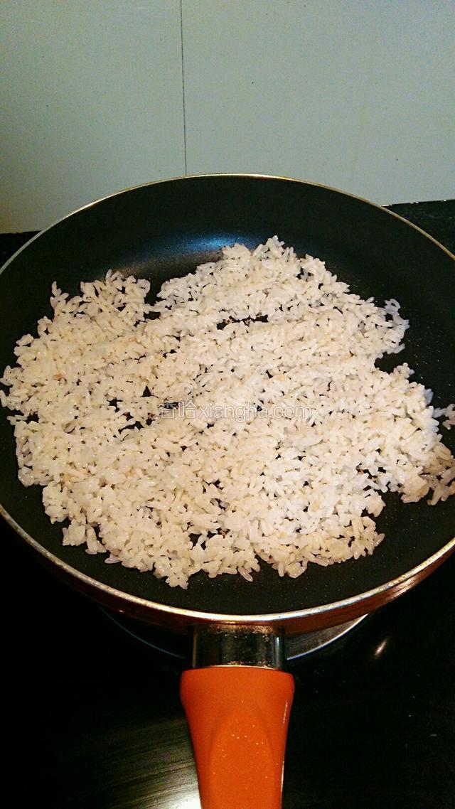 锅内倒适量油，倒入熟米饭翻炒。