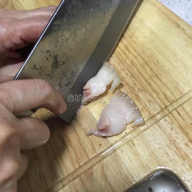 五花肉切片，正常是大片。根据个人喜欢。