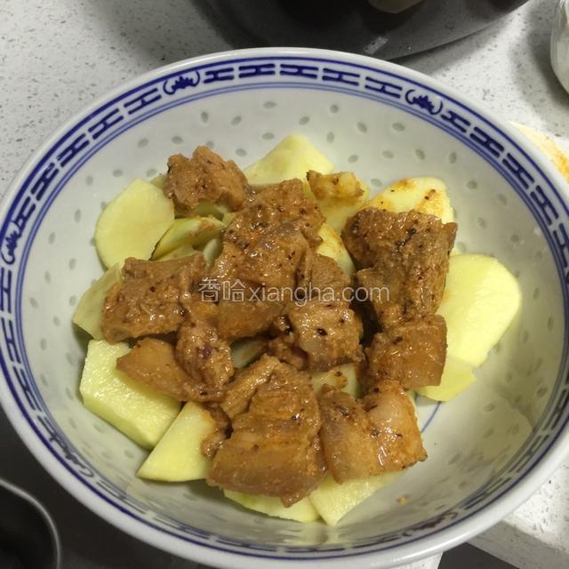 然后土豆上面铺肉。