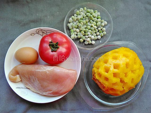 准备食材。鸡胸脯肉、菠萝、豌豆粒、番茄，鸡蛋。