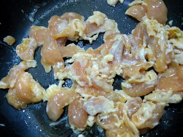起锅，加适量食用油。油温六成热左右，放入处理好的鸡肉片。