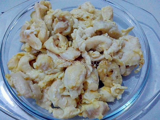 滑至鸡肉片变白，盛出待用。