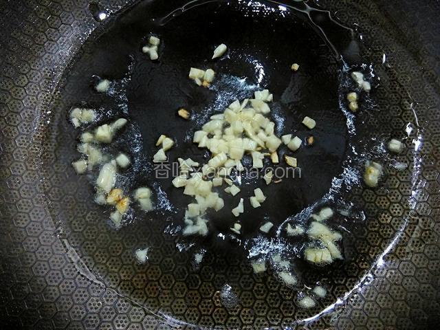 锅内重新放油加入蒜末爆香。