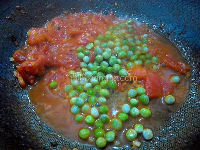 加入豌豆粒翻炒。