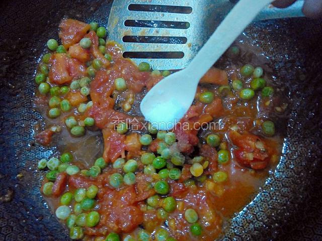 加一勺食盐，翻炒均匀。