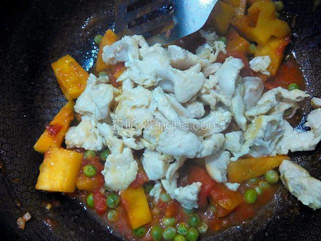 再加入滑好的鸡肉片。