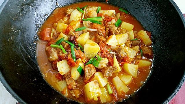 调入适量的盐和鸡精，撒入小葱段即可。