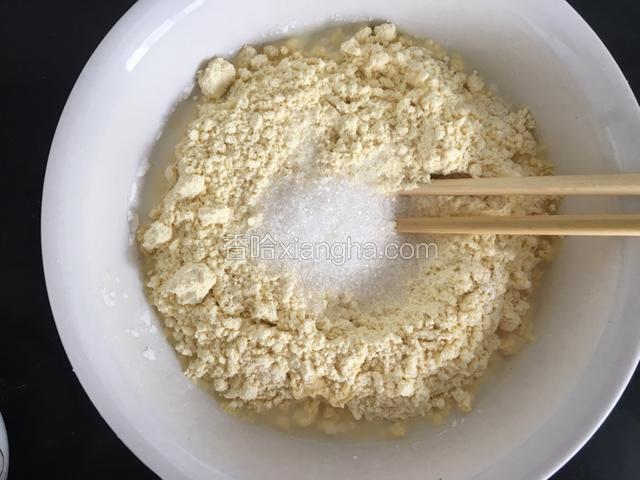 倒入牛奶搅拌白糖（牛奶和白糖没有固定的量，可更具个人口味添加）