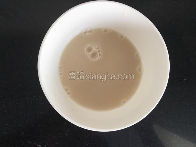 酵母加30度温水水搅拌，静置3分钟，使酵母完全溶解
