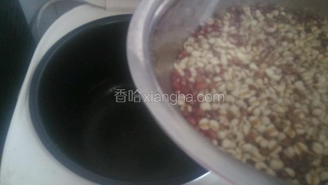 第二天早晨将泡好的红豆薏米连同泡的水一块倒入电饭锅