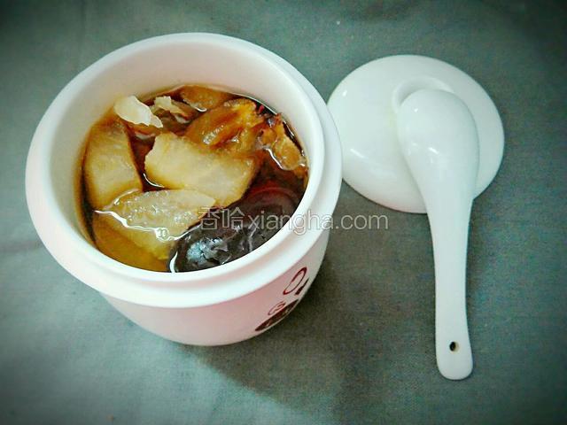 炖煮好的雪梨银耳红枣汤取出稍稍晾凉即可食用。