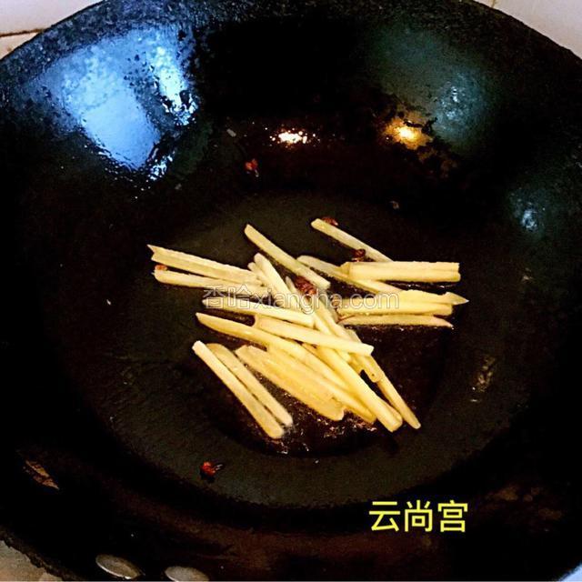 热锅倒入芥花油，油温加热7成热放姜条爆香。